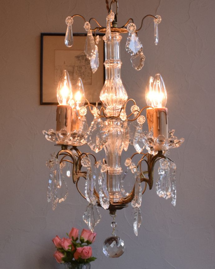 シャンデリア　照明・ライティング　ガラスコラム付きのフランスアンティーク シャンデリア（4灯）（Ｅ17シャンデリア球付）。夜が来るのが楽しみになる灯り暗くなって灯りを点けるのが毎日楽しみになるアンティークのシャンデリア。(x-791-z)