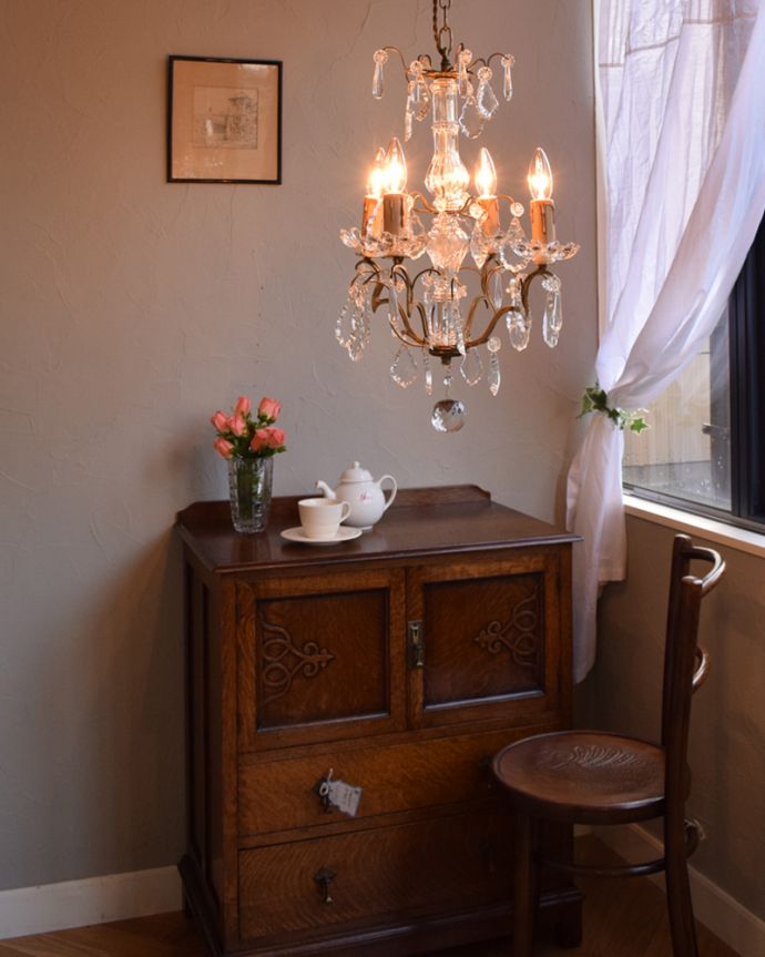 シャンデリア　照明・ライティング　ガラスコラム付きのフランスアンティーク シャンデリア（4灯）（Ｅ17シャンデリア球付）。日本仕様で修復しましたHandleのシャンデリアはアンティーク専門の職人が時間をかけて、口金も配線も日本仕様の新しいものに修理しているので、新しい日本の照明器具と変わりません。(x-791-z)