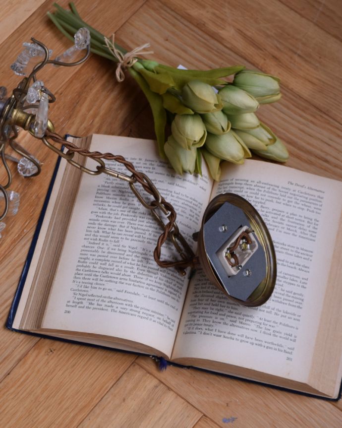 シャンデリア　照明・ライティング　ガラスコラム付きのフランスアンティーク シャンデリア（4灯）（Ｅ17シャンデリア球付）。引っ掛けタイプです自分でも取り付け出来る引っ掛けシーリング仕様で加工してあります。(x-791-z)