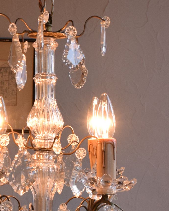シャンデリア　照明・ライティング　ガラスコラム付きのフランスアンティーク シャンデリア（4灯）（Ｅ17シャンデリア球付）。しっかり選んできましたアンティークなので、写真に映らない欠けやキズがありますが、キレイなものを選んできました。(x-791-z)