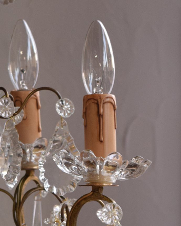 シャンデリア　照明・ライティング　ガラスコラム付きのフランスアンティーク シャンデリア（4灯）（Ｅ17シャンデリア球付）。LEDも使えます口金は100Wまで対応可能ですが、蝋管付きなので白熱球は40W以下がオススメです。(x-791-z)