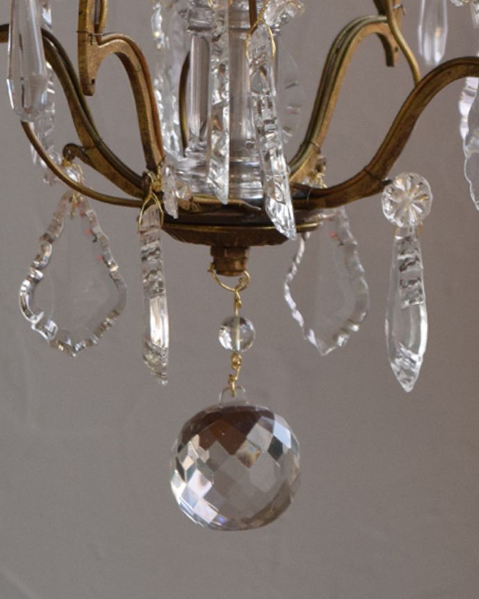 シャンデリア　照明・ライティング　ガラスコラム付きのフランスアンティーク シャンデリア（4灯）（Ｅ17シャンデリア球付）。アンティークだけが持つ特別感ガラスビーズが足りない場合もありますが、分からないようにキレイに仕上げてありますのでご了承下さい。(x-791-z)