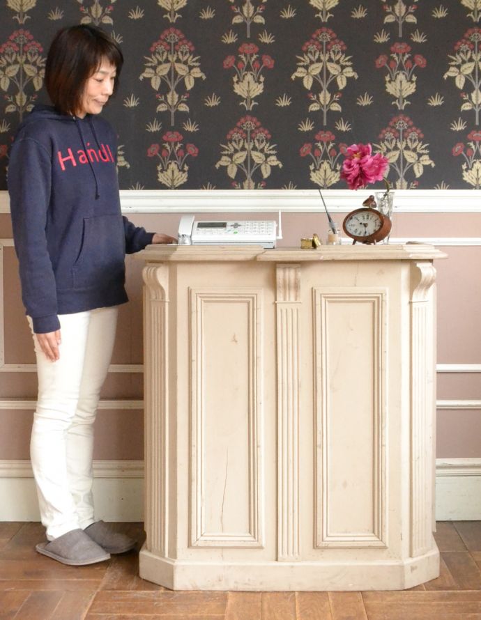 アンティークのキャビネット アンティーク家具 フランスのアンティーク家具、ペイント仕上げの小ぶりなショップカウンター(レジ台)。大人可愛いフレンチカウンターフランスらしい雰囲気たっぷりのカウンターキャビネット。(x-792-f)