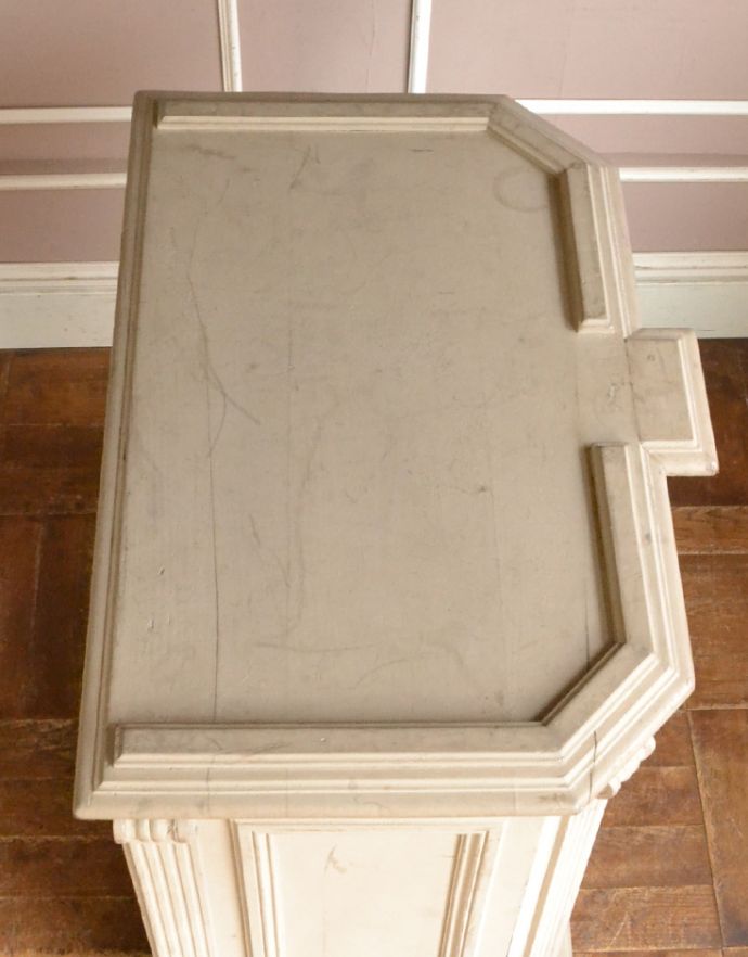 アンティークのキャビネット アンティーク家具 フランスのアンティーク家具、ペイント仕上げの小ぶりなショップカウンター(レジ台)。上から見ると・・・天板部分も、こんな感じでキレイに仕上げました。(x-792-f)