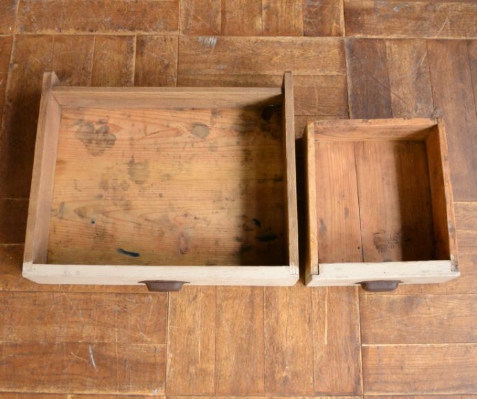 アンティークのキャビネット アンティーク家具 フランスのアンティーク家具、ペイント仕上げの小ぶりなショップカウンター(レジ台)。引き出しの中もチェック!もちろん引き出しの中も職人がキレイにお直したので、安心してください。(x-792-f)