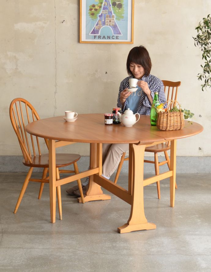 アーコールの家具　アンティーク家具　アーコール社のアンティーク家具、ドロップリーフダイニングテーブル（ERCOL）。自由に大きさを変えて楽しめる伸張式のダイニングテーブル。(x-798-f)