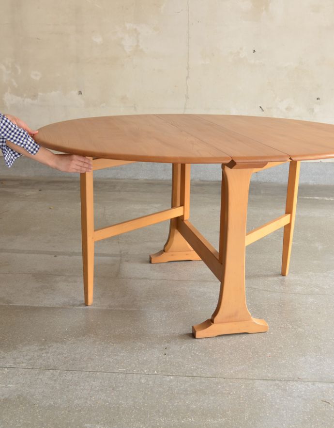 アーコールの家具　アンティーク家具　アーコール社のアンティーク家具、ドロップリーフダイニングテーブル（ERCOL）。脚を引っ張り出すだけなので、組み立ても簡単！女性の力で大丈夫です。(x-798-f)