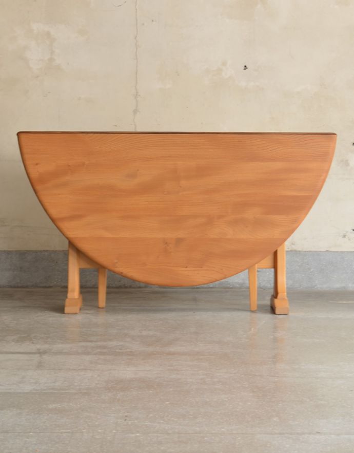 アーコールの家具　アンティーク家具　アーコール社のアンティーク家具、ドロップリーフダイニングテーブル（ERCOL）。脚のデザインがスタイリッシュでかっこいい！人気の北欧インテリアやシンプルモダンのお部屋にもピッタリですよ。(x-798-f)