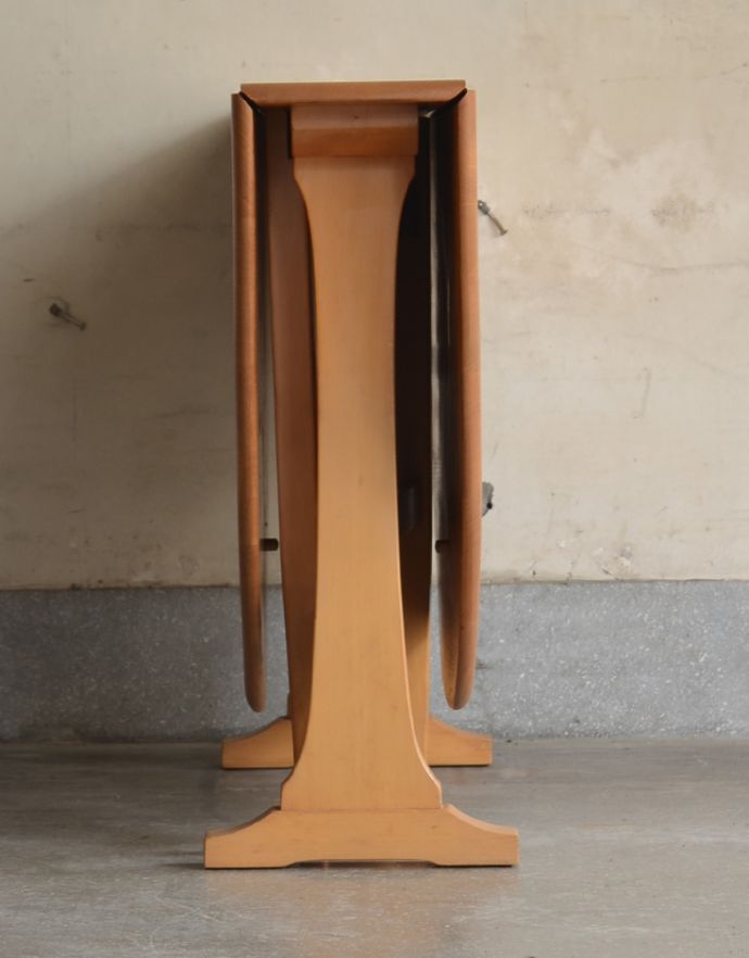 アーコールの家具　アンティーク家具　アーコール社のアンティーク家具、ドロップリーフダイニングテーブル（ERCOL）。閉じて見ると、こんなにスッキリしています！。(x-798-f)