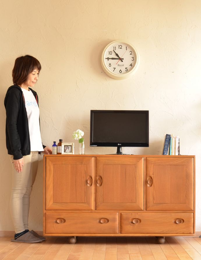 アーコールの家具　アンティーク家具　アーコール（ERCOL）のヴィンテージサイドボード、北欧スタイルに似合うアンティーク家具。家電もオシャレに見えてしまうので、リビングで電話を置いたり、ダイニングで食器をしまったりと実用性もバッチリです！（モデルの身長は163cmです）【 全体 】幅129.5×奥行44.5×高さ76cm。(x-801-f)