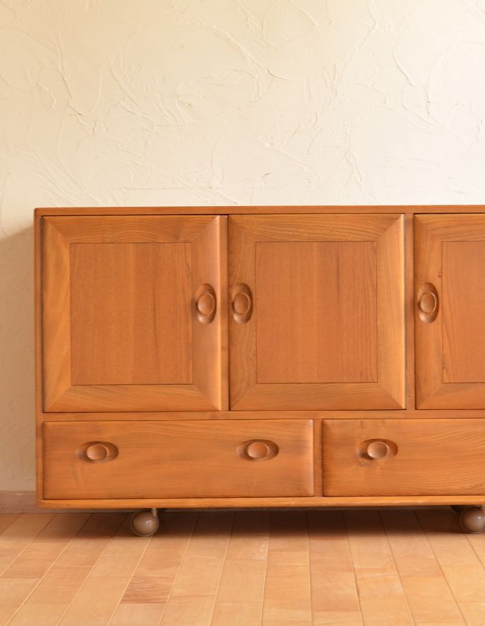 アーコールの家具　アンティーク家具　アーコール（ERCOL）のヴィンテージサイドボード、北欧スタイルに似合うアンティーク家具。スッキリシンプルな外見。(x-801-f)