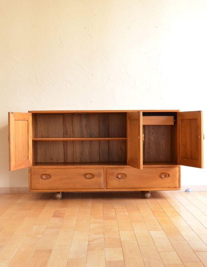 アーコールの家具　アンティーク家具　アーコール（ERCOL）のヴィンテージサイドボード、北欧スタイルに似合うアンティーク家具。扉の奥はたっぷり収納。(x-801-f)