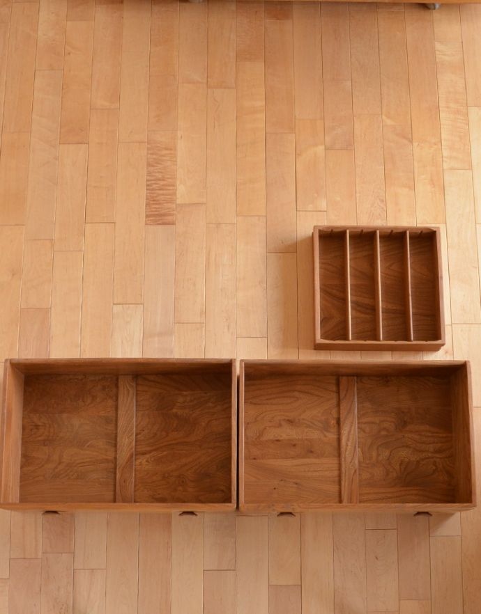 アーコールの家具　アンティーク家具　アーコール（ERCOL）のヴィンテージサイドボード、北欧スタイルに似合うアンティーク家具。大きな引き出しがあるのでタオル類や細かいものも片付きます。(x-801-f)