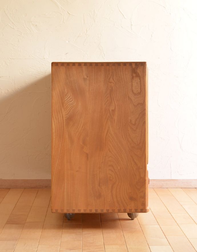 アーコールの家具　アンティーク家具　アーコール（ERCOL）のヴィンテージサイドボード、北欧スタイルに似合うアンティーク家具。サイドから見てもキレイな状態です。(x-801-f)