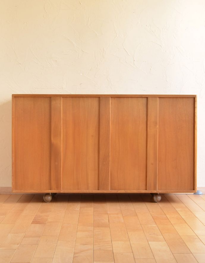 アーコールの家具　アンティーク家具　アーコール（ERCOL）のヴィンテージサイドボード、北欧スタイルに似合うアンティーク家具。きちんとメンテナンスしてあるので、裏側もキレイです。(x-801-f)