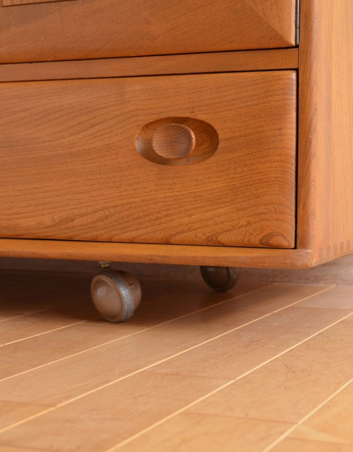 アーコールの家具　アンティーク家具　アーコール（ERCOL）のヴィンテージサイドボード、北欧スタイルに似合うアンティーク家具。きちんと調整したので、新しいものと比べるとスムーズではありませんが、ちゃんと動きます。(x-801-f)