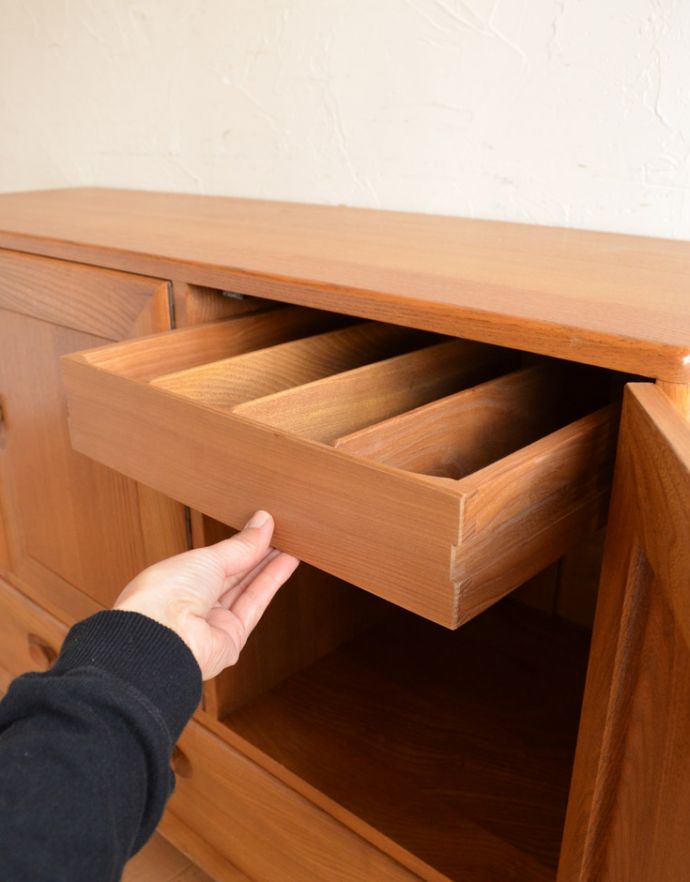 アーコールの家具　アンティーク家具　アーコール（ERCOL）のヴィンテージサイドボード、北欧スタイルに似合うアンティーク家具。向かって右側の大きな扉の中には、仕切りつきの引き出しがおまけで付いてきます。(x-801-f)