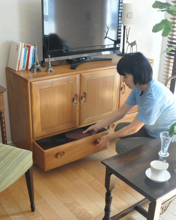 アーコールの家具　アンティーク家具　アーコール（ERCOL）のヴィンテージサイドボード、北欧スタイルに似合うアンティーク家具。引き出しにもたっぷり収納大きな引き出しが2つ付いているので、リビングにあるごちゃごちゃしたものもスッキリたっぷり収納できます。(x-801-f)