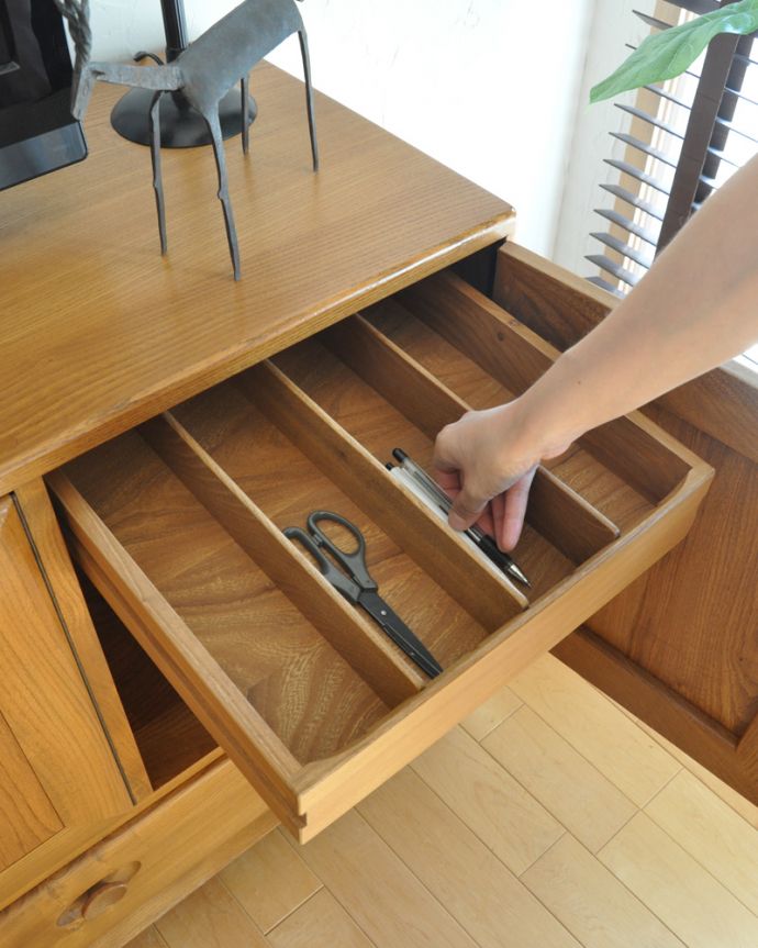 アーコールの家具　アンティーク家具　アーコール（ERCOL）のヴィンテージサイドボード、北欧スタイルに似合うアンティーク家具。細かい仕切り付きのトレーは筆記用具入れにもピッタリです。(x-801-f)