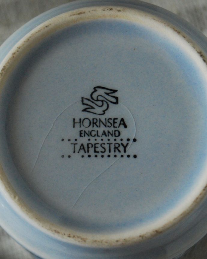 Hornsea(ホーンジー) アンティーク雑貨 イギリスのヴィンテージ食器、ホーンジー社(Hornsea)のカップ&ソーサー(タペストリーシリーズ) 。裏側には品質の証ひっくり返して見ると、こんな感じのポーセリンマークを見つけることが出来ます。(x-802-z)