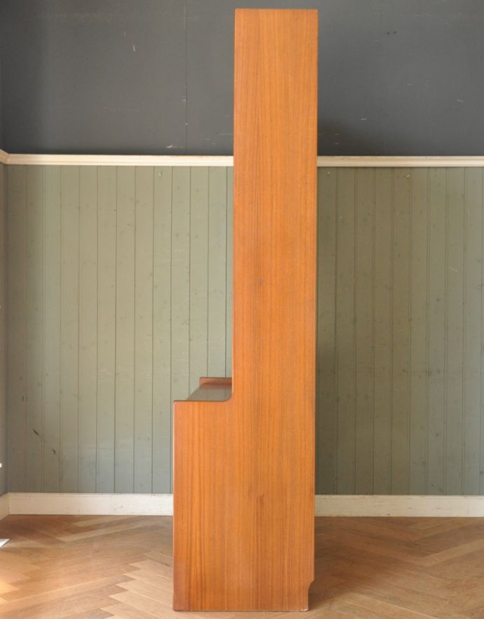 アンティークのキャビネット　アンティーク家具　ヴィンテージ家具、William Lawrence（ウィリアムローレンス）のキャビネット。横から見ても素敵なんですもちろん、横から見てもキレイに仕上がっているので、いろんな場所に置いて使って下さい。(z-058-f)