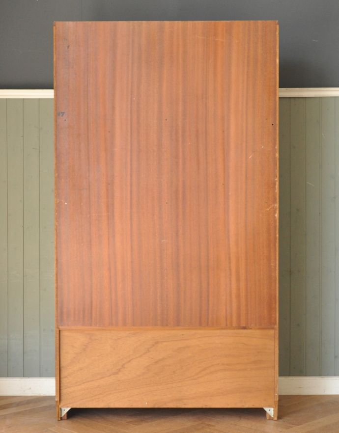 アンティークのキャビネット　アンティーク家具　ヴィンテージ家具、William Lawrence（ウィリアムローレンス）のキャビネット。もちろん後ろ姿も自信アリアンティークは新品ではないので、経年変化によるキズはありますが、専門の職人がキレイにお直しをしているので、後ろ姿にも自信があります。(z-058-f)