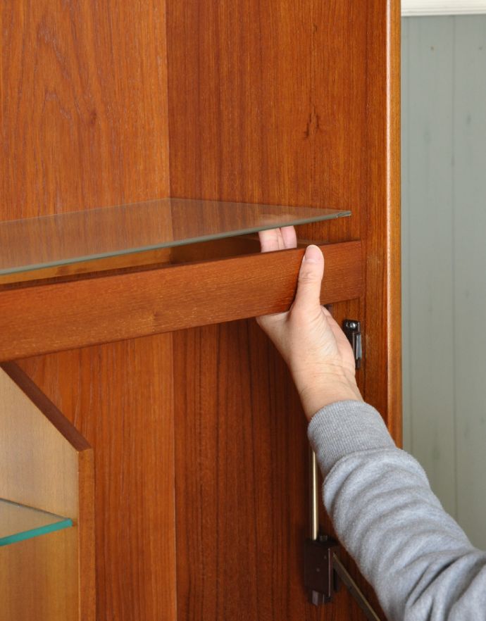 アンティークのキャビネット　アンティーク家具　ヴィンテージ家具、William Lawrence（ウィリアムローレンス）のキャビネット。ガラスの棚板1段目の棚板はガラスなので光が入りやすく、コレクションを美しく魅せる工夫がされています。(z-058-f)