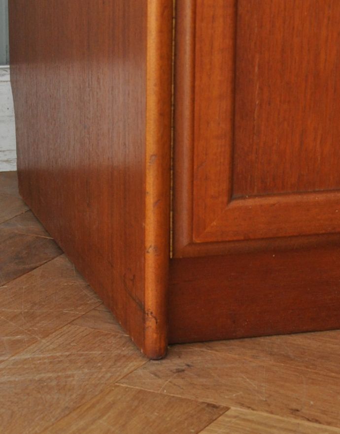 アンティークのキャビネット　アンティーク家具　ヴィンテージ家具、William Lawrence（ウィリアムローレンス）のキャビネット。スッキリとした脚の裏には…運びやすいようHandleのヴィンテージ家具の脚の裏にはフェルトキーパーをお付けしています。(z-058-f)