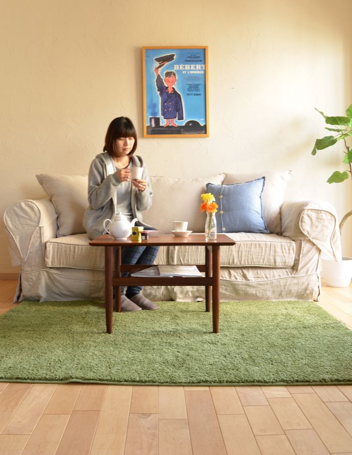 ロイドテーブル　アンティーク家具　北欧スタイルに馴染むヴィンテージチーク材家具、G-planの棚付きセンターテーブル。パソコンを置いて、コーヒー片手にインターネットで調べ物なんて使い方も憧れますね。(x-816-f)