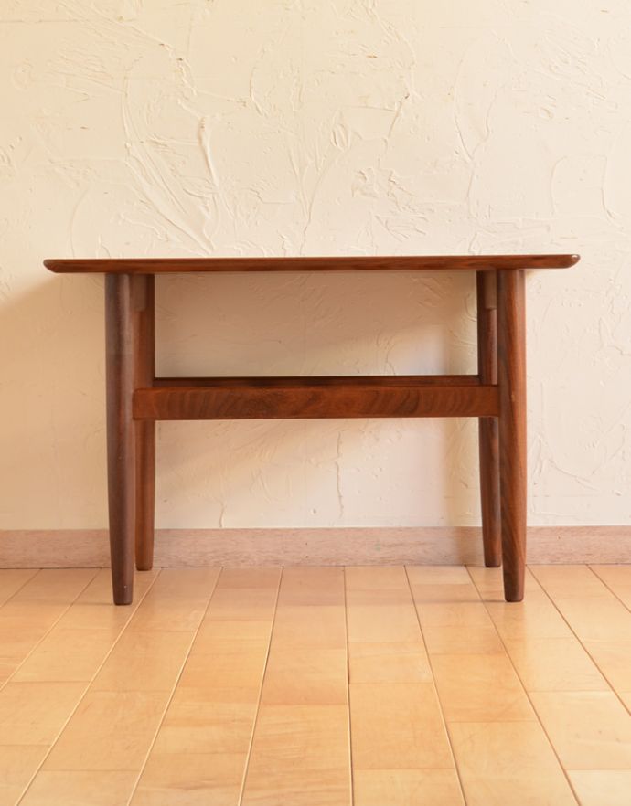 ロイドテーブル　アンティーク家具　北欧スタイルに馴染むヴィンテージチーク材家具、G-planの棚付きセンターテーブル。アンティークは新品ではないので、経年変化によるキズはありますが、専門の職人によって目立たないようにキレイにお直しをしています。(x-816-f)