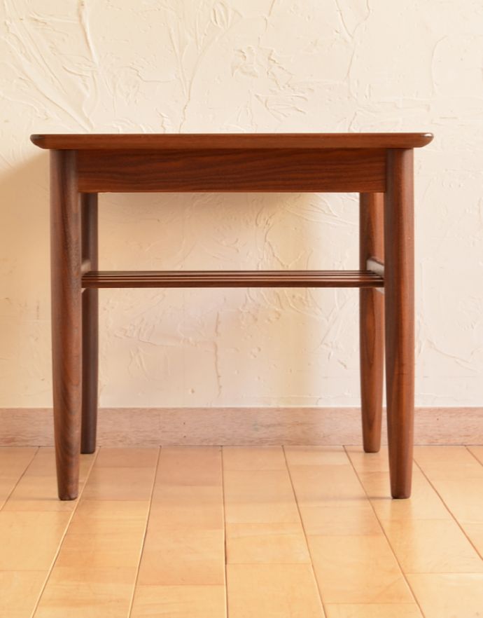 ロイドテーブル　アンティーク家具　北欧スタイルに馴染むヴィンテージチーク材家具、G-planの棚付きセンターテーブル。サイドから見るとこんな感じです。(x-816-f)