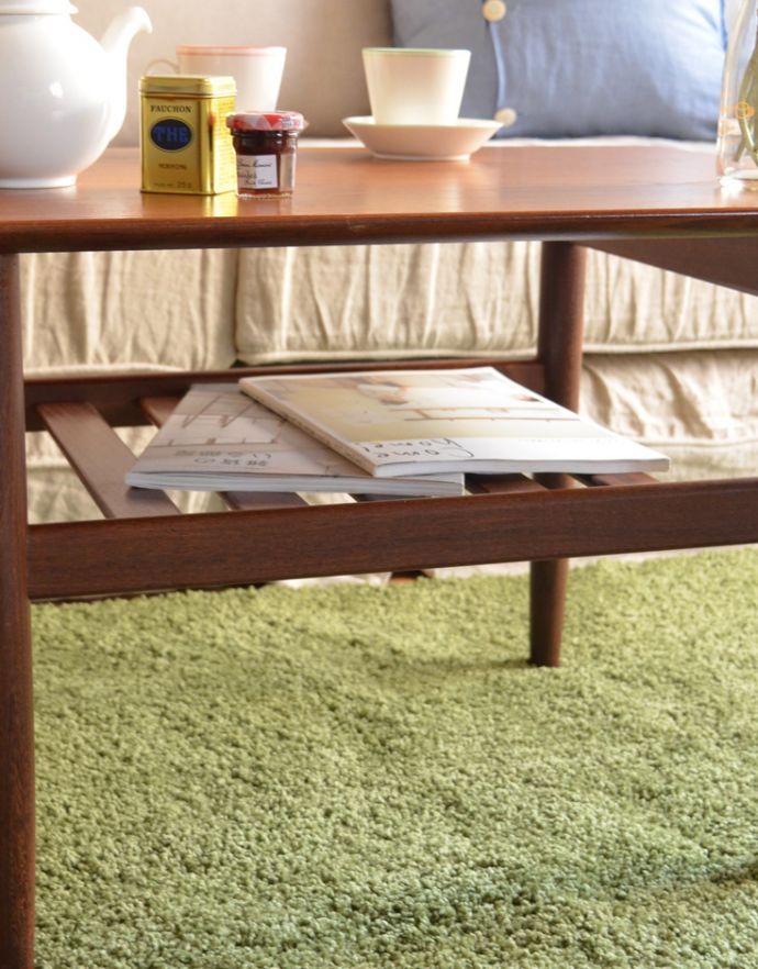 ロイドテーブル　アンティーク家具　北欧スタイルに馴染むヴィンテージチーク材家具、G-planの棚付きセンターテーブル。雑誌や新聞などいろいろ置けてとっても便利ですよ。(x-816-f)