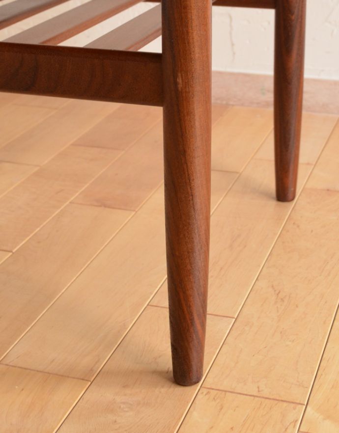 ロイドテーブル　アンティーク家具　北欧スタイルに馴染むヴィンテージチーク材家具、G-planの棚付きセンターテーブル。しっかりとした安定感もあります。(x-816-f)