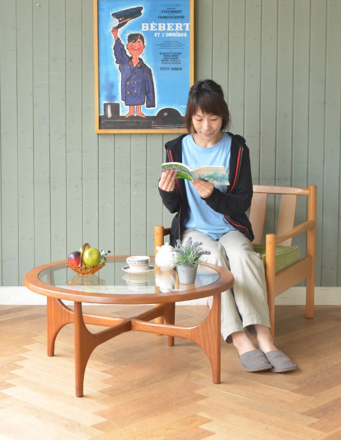 アンティークのテーブル　アンティーク家具　ビンテージのガラス天板コーヒーテーブル、STONEHILLL社製の家具。どこに置いてもクールに決まる！北欧スタイルのテーブル天板がガラスなので、女性にとって使いやすさバツグン。(x-819-f)