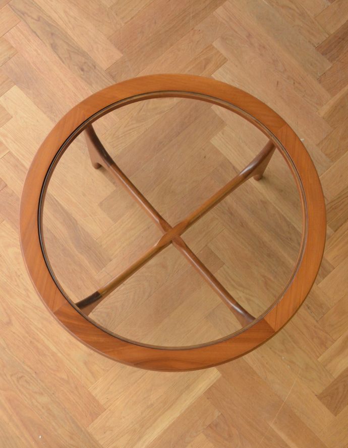 アンティークのテーブル　アンティーク家具　ビンテージのガラス天板コーヒーテーブル、STONEHILLL社製の家具。上から見るとこんな感じ。(x-819-f)