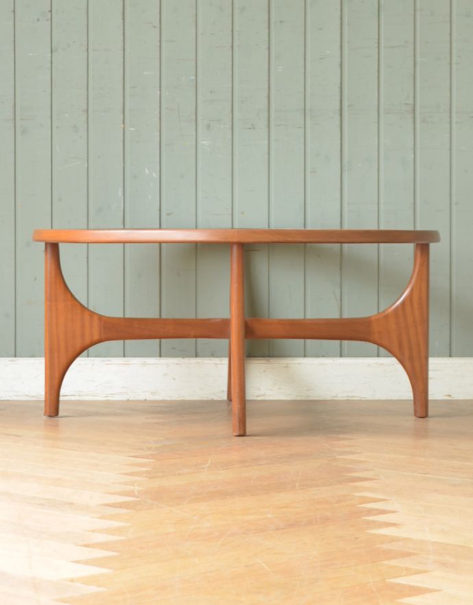 アンティークのテーブル　アンティーク家具　ビンテージのガラス天板コーヒーテーブル、STONEHILLL社製の家具。横から見てみてもカッコいい！北欧スタイルのテーブルは、横から見てもやっぱりスマートでカッコいいんです。(x-819-f)