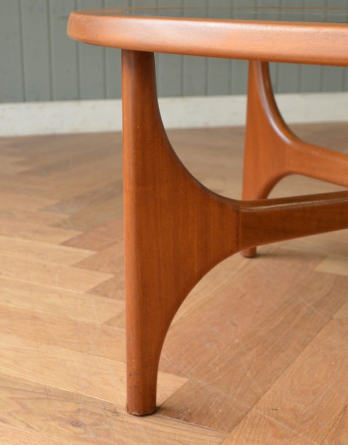 アンティークのテーブル　アンティーク家具　ビンテージのガラス天板コーヒーテーブル、STONEHILLL社製の家具。持ち上げなくても移動できます！Handleのアンティークは、脚の裏にフェルトキーパーをお付けしていますので、床を滑らせてれば移動が簡単です。(x-819-f)