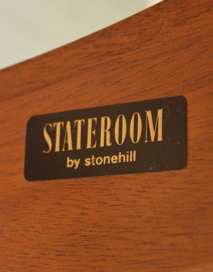 アンティークのテーブル　アンティーク家具　ビンテージのガラス天板コーヒーテーブル、STONEHILLL社製の家具。品質の証を発見「STONEHILLL」のロゴステッカーを見つけました！。(x-819-f)