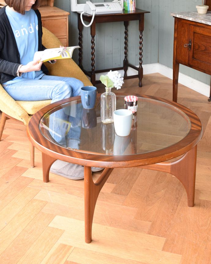 アンティークのテーブル　アンティーク家具　北欧スタイルのヴィンテージ家具、ガラス天板のセンターテーブル。木×ガラスが作り出すクールな優しさあたたかい木材の上にクールなガラス天板を乗せたコーヒーテーブル。(m-414-f)