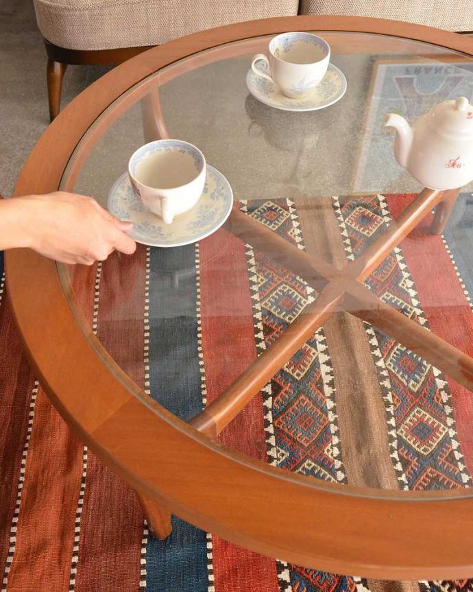 アンティークのテーブル　アンティーク家具　ビンテージのガラス天板コーヒーテーブル、STONEHILLL社製の家具。熱いものも冷たいものも、直接おいて大丈夫天板がガラスのコーヒーテーブルは見た目はもちろん使い勝手もバッチリ！こぼれても拭けばOKなので、小さなお子さまがいるご家庭でもおススメです。(x-819-f)