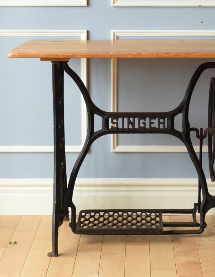 現代にもファンが多い「SINGER」のアンティークミシンテーブル(x-821-f