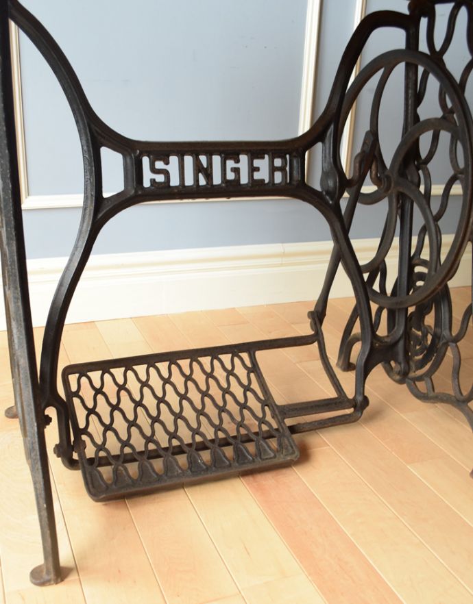 現代にもファンが多い「SINGER」のアンティークミシンテーブル(x-821-f