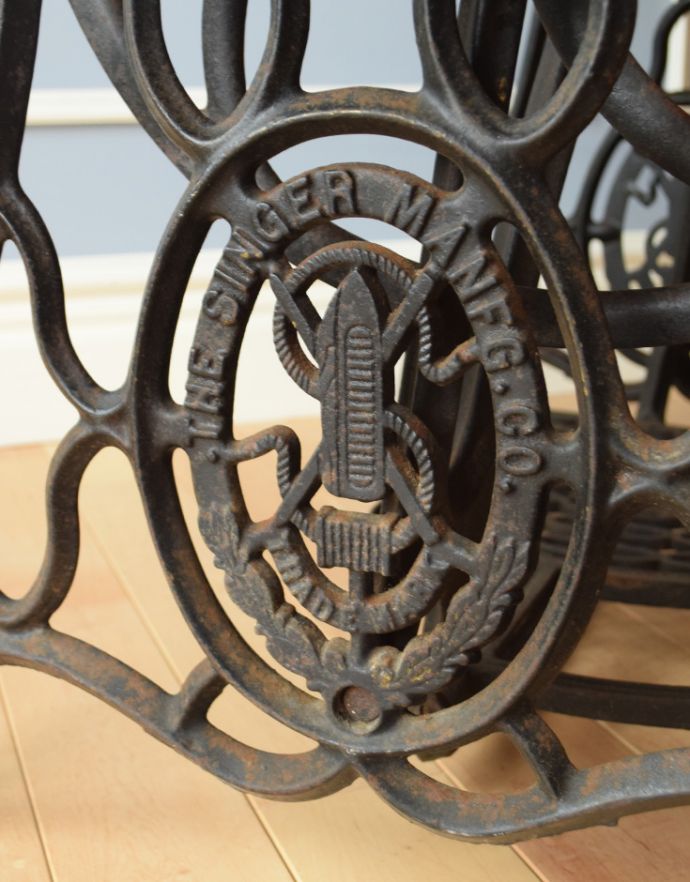 現代にもファンが多い「SINGER」のアンティークミシンテーブル(x-821-f