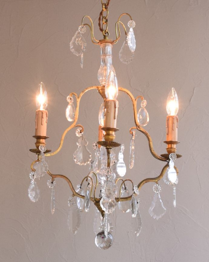 シャンデリア　照明・ライティング　ガラスコラムが付いたフランスアンティーク シャンデリア（4灯）（Ｅ17シャンデリア球付）。。(x-822-z)