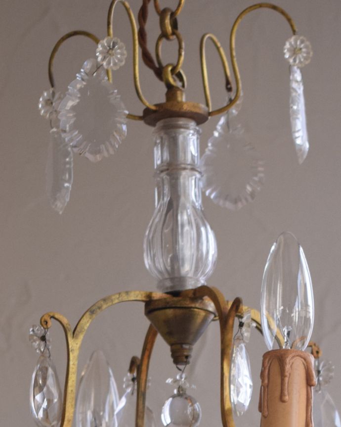 シャンデリア　照明・ライティング　ガラスコラムが付いたフランスアンティーク シャンデリア（4灯）（Ｅ17シャンデリア球付）。。(x-822-z)