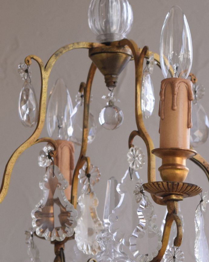 シャンデリア　照明・ライティング　ガラスコラムが付いたフランスアンティーク シャンデリア（4灯）（Ｅ17シャンデリア球付）。。(x-822-z)