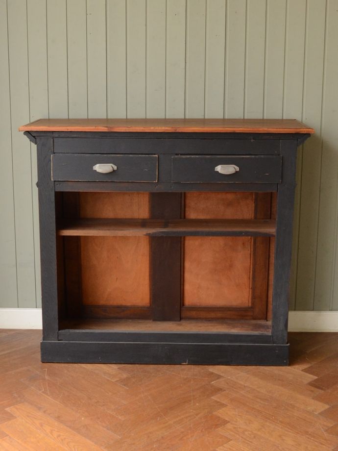 アンティークキャビネットの中