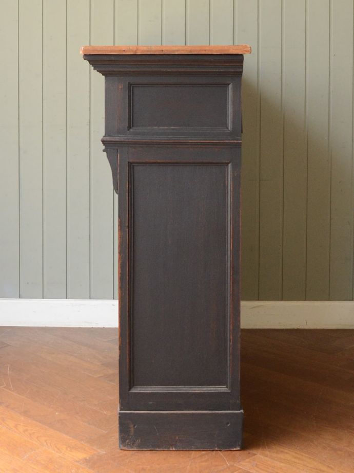 キャビネットの横顔