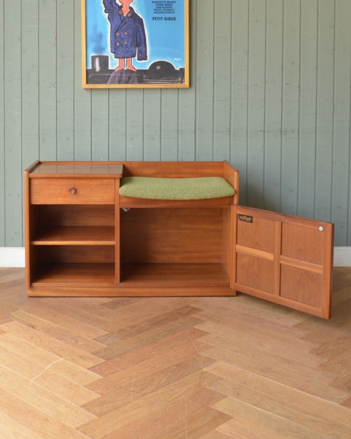 アンティークのキャビネット　アンティーク家具　北欧スタイルのヴィンテージ家具、収納たっぷりのテレフォンベンチ、ネイサン社の（テレフォンシート）。飾り棚はしっかり修復しました。(z-055-f)