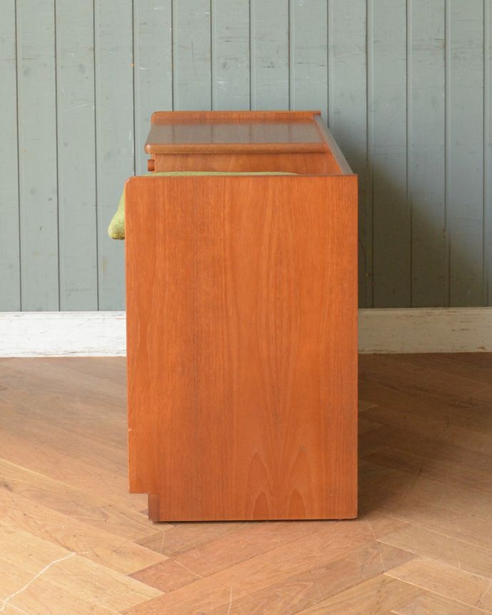 アンティークのキャビネット　アンティーク家具　北欧スタイルのヴィンテージ家具、収納たっぷりのテレフォンベンチ、ネイサン社の（テレフォンシート）。横から見てもスッキリデザインスッキリとカッコいいヴィンテージ家具は、横から見た姿もスッキリ！風合いだけ残してキレイに修復しました。(z-055-f)